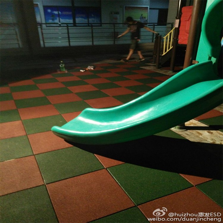 小区游乐场拼装橡胶地板厂家 健身房减震垫 幼儿园运动场地防滑地垫 华体地板体育一件代发每平方米约16.00元,每平方米约15.00元,每平方米约13.00元每平米(17)